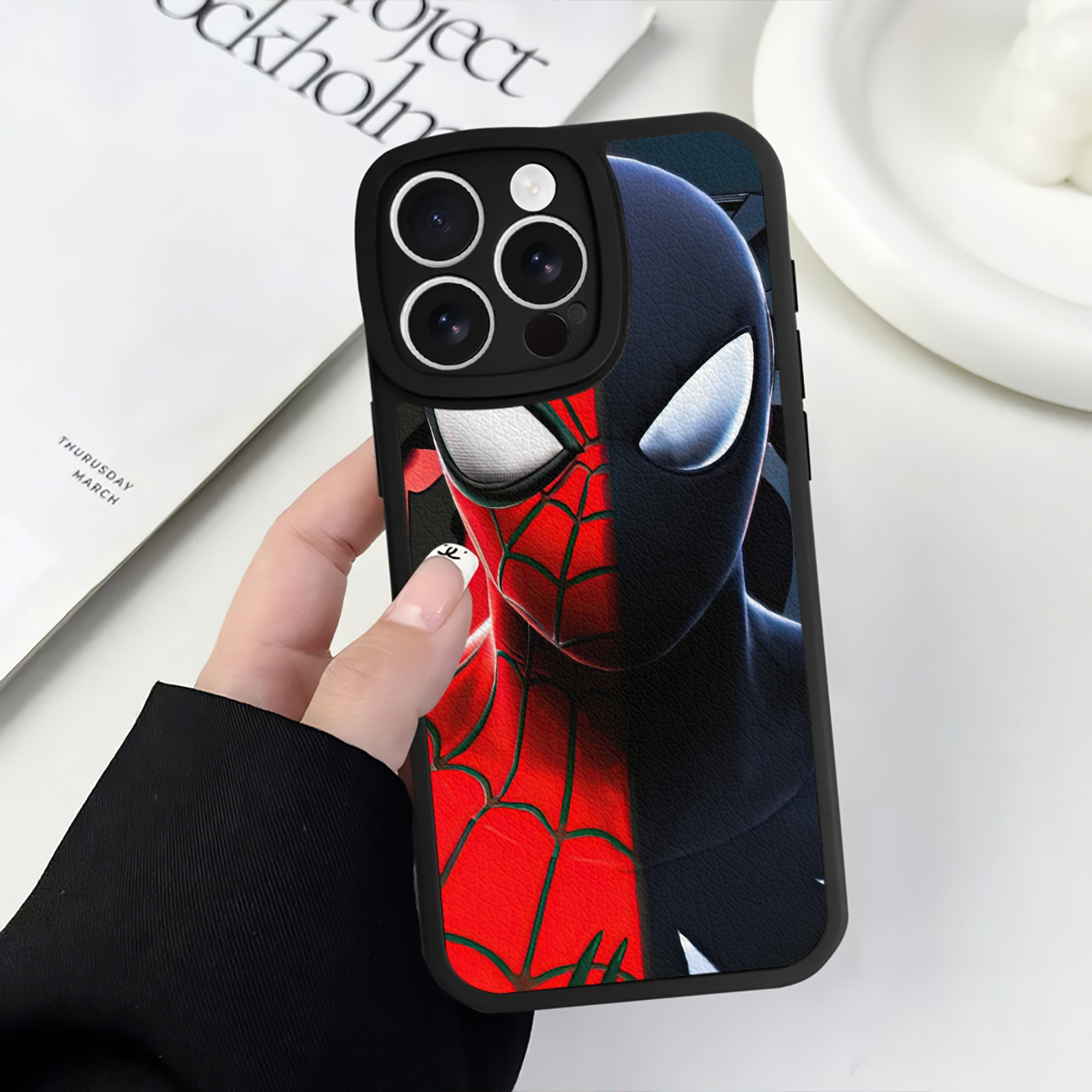 Spider Man スパイダーマン 【iPhone 16シリーズ対応】シリコンスマホケース（レザー調） 材質：シリコン